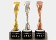 Hình dạng bất thường Kim loại Trophy Cup Art Sưu tập Sử dụng Ba màu